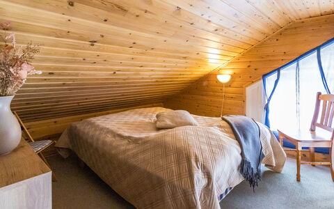 Luonnonrauha a: Holz, Interior Design, Decke, Schlafzimmer, Fussboden, Möbel, Flooring, Zimmer, Beleuchtung, Bett