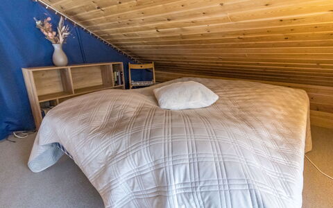 Luonnonrauha a: Schlafzimmer, Flooring, Fussboden, Bett, Holz, Bettdecke, Interior Design, Bedding, Decke, Möbel
