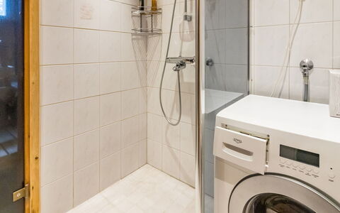 Luonnonrauha a: Flooring, Interior Design, Fussboden, Armatur, Waschmaschine, Badezimmer, Decke, Zimmer, Installation, Beleuchtung