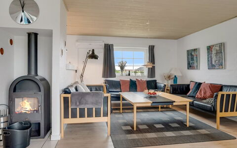 Hildegard - 50M from the Sea: Möbel, Flooring, Interior Design, Fussboden, Holz, Couch, Wohnzimmer, Decke, Zimmer, Stuhl