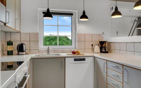 Hildegard - 50M from the Sea: Küche, Küchengerät, Countertop, Interior Design, Cabinetry, Flooring, Decke, Major Appliance, Light Fixture, Spüle