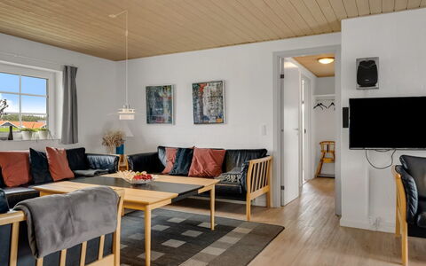Hildegard - 50M from the Sea: Möbel, Flooring, Holz, Interior Design, Decke, Fussboden, Zimmer, Holzboden, Zuhause, Wohnzimmer