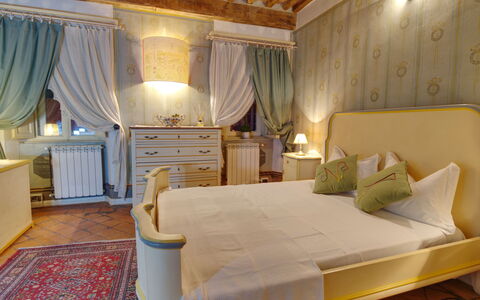 I Tre Camini: Möbel, Interior Design, Bett, Schlafzimmer, Flooring, Holz, Fussboden, Zimmer, Bettdecke, Bedding