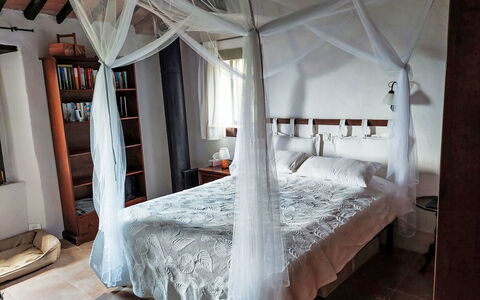 Cuculo: Möbel, Bett, Schlafzimmer, Interior Design, Moskitonetz, Holz, Linens, Bedding, Himmelbett, Fussboden