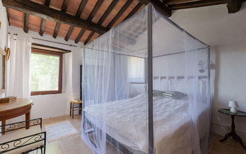 Cuculo: Möbel, Interior Design, Decke, Schlafzimmer, Fussboden, Bett, Flooring, Beleuchtung, Linens, Himmelbett