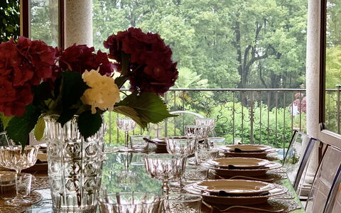 Flor Grand Lake Villa: Möbel, Tabelle, Interior Design, Geschirr, Esszimmer, Kelche, Textil, Stuhl, Tischdecke