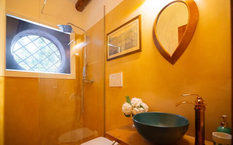 Villa Veneta - Historic Villa in the Prosecco Hill: Wand, Gelb, Interior Design, Armatur, Orange, Flooring, Beleuchtung, Fussboden, Braun, Badezimmer