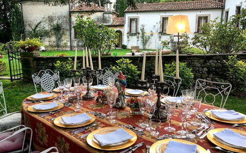 Villa Veneta - Historic Villa in the Prosecco Hill: Tischdecke, Geschirr, Tabelle, Möbel, Servierware, Drinkware, Dishware, Kelche, Linens, Esszimmer