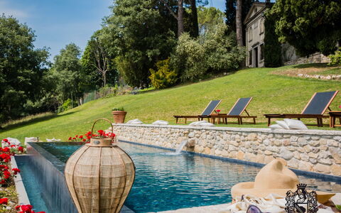 Villa Veneta - Historic Villa in the Prosecco Hill: Schwimmbad, Garten, Gartenmöbel, Landscaping, Resort, Flagstone, Water Feature, Hinterhof, Estate, Schatten