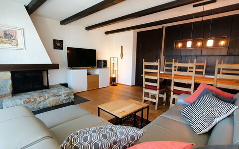 Via Sulten 12: Möbel, Interior Design, Flooring, Fussboden, Holz, Decke, Zimmer, Couch, Wohnzimmer, Beleuchtung