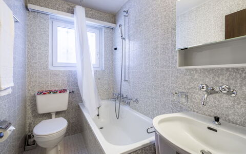 Via Sulten 12: Badezimmer, Armatur, Bad Sink, Flooring, Interior Design, Fussboden, Sinken, Badewanne, Zapfhahn, Installation