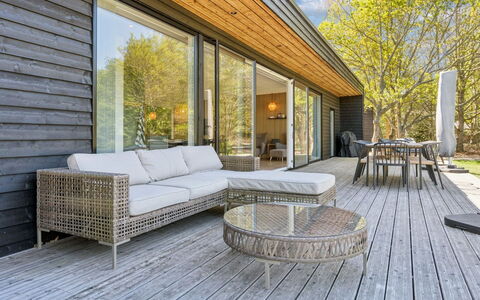 Eliene - 500M from the Sea: Flooring, Wand, Fussboden, Interior Design, Holz, Decke, Holzboden, Beleuchtung, Möbel, Laminatboden