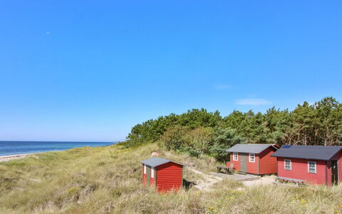 Eliene - 500M from the Sea: Flooring, Wand, Fussboden, Interior Design, Holz, Decke, Holzboden, Beleuchtung, Möbel, Laminatboden