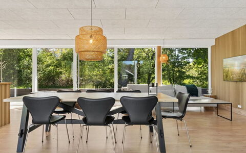 Eliene - 500M from the Sea: Möbel, Flooring, Interior Design, Fussboden, Stuhl, Holz, Tabelle, Decke, Küche & Esszimmer Tisch, Esszimmer