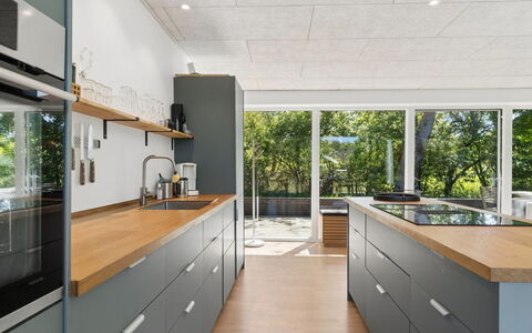 Eliene - 500M from the Sea: Küche, Countertop, Flooring, Küchengerät, Holz, Cabinetry, Möbel, Interior Design, Major Appliance, Decke
