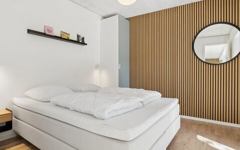 Eliene - 500M from the Sea: Interior Design, Flooring, Holz, Decke, Fussboden, Möbel, Schlafzimmer, Beleuchtung, Zimmer, Bett