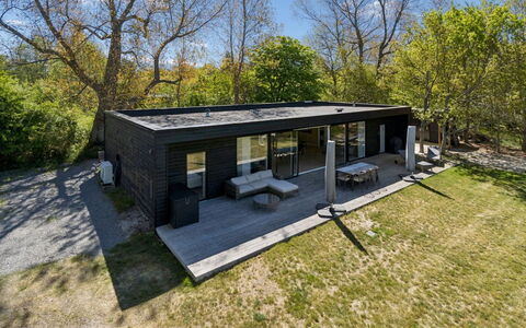 Eliene - 500M from the Sea: Flooring, Wand, Fussboden, Interior Design, Holz, Decke, Holzboden, Beleuchtung, Möbel, Laminatboden