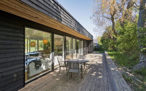 Eliene - 500M from the Sea: Flooring, Wand, Fussboden, Interior Design, Holz, Decke, Holzboden, Beleuchtung, Möbel, Laminatboden