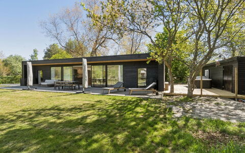 Eliene - 500M from the Sea: Flooring, Wand, Fussboden, Interior Design, Holz, Decke, Holzboden, Beleuchtung, Möbel, Laminatboden