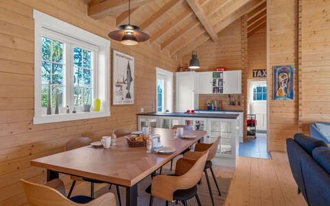Taija - 200M to the Fjord: Holz, Zuhause, Decke, Interior Design, Flooring, Hütte, Haus, Fussboden, Tür, Möbel