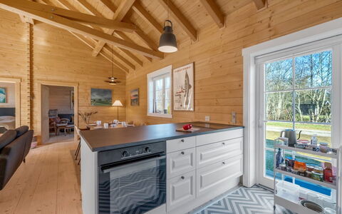 Taija - 200M to the Fjord: Holz, Flooring, Decke, Interior Design, Fussboden, Küche, Zuhause, Tür, Hütte, Countertop