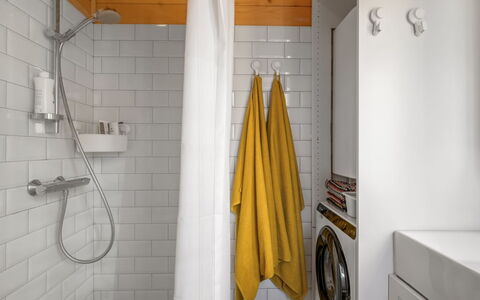Taija - 200M to the Fjord: Wand, Interior Design, Flooring, Armatur, Fussboden, Installation, Badezimmer, Fliese, Zimmer, Decke