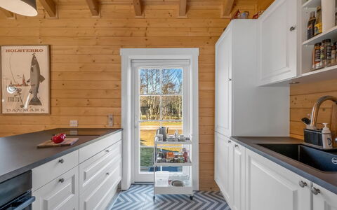 Taija - 200M to the Fjord: Küche, Holz, Flooring, Interior Design, Countertop, Fussboden, Küchengerät, Cabinetry, Möbel, Major Appliance