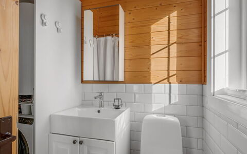 Taija - 200M to the Fjord: Wand, Flooring, Interior Design, Holz, Armatur, Fussboden, Sinken, Zapfhahn, Badezimmer, Beleuchtung