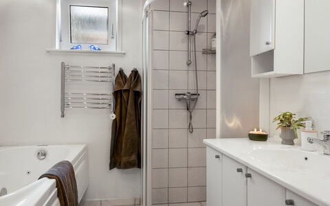 Zina - 50M from the Sea: Armatur, Badezimmer, Interior Design, Wand, Flooring, Fussboden, Sinken, Zapfhahn, Installation, Badezimmerschrank