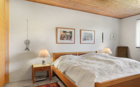 Zina - 50M from the Sea: Möbel, Bett, Interior Design, Flooring, Schlafzimmer, Wand, Fussboden, Holz, Decke, Zimmer