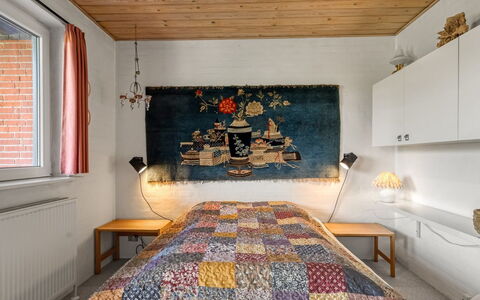 Zina - 50M from the Sea: Bett, Möbel, Interior Design, Bedding, Schlafzimmer, Wand, Bettdecke, Flooring, Holz, Fussboden