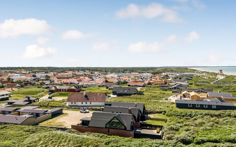 Zina - 50M from the Sea: Dach, Wohngebiet, Landschaft, Grundstueck, Zuhause, Hütte, Vorort, Estate, Feld, Stockfotografie