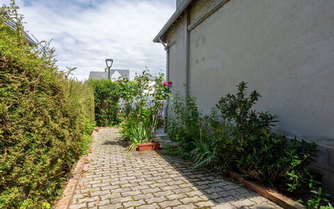 Villerville: Strauch, Wohngebiet, Ground, Garten, Walkway, Landscaping, Auffahrt, Bürgersteig, Flagstone