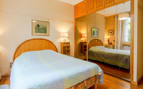 Villerville: Bett, Möbel, Schlafzimmer, Interior Design, Bedding, Bettdecke, Holz, Fussboden, Flooring, Decke