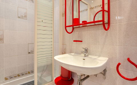 Villerville: Rot, Flooring, Armatur, Interior Design, Fussboden, Badezimmer, Bad Sink, Installation, Zimmer, Zapfhahn