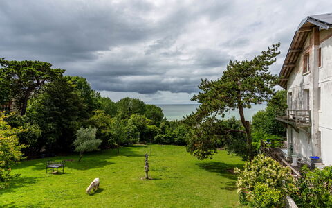 Villerville: Blau, Garten, Rasen, Garten, Landscaping, Hinterhof, Bauernhaus
