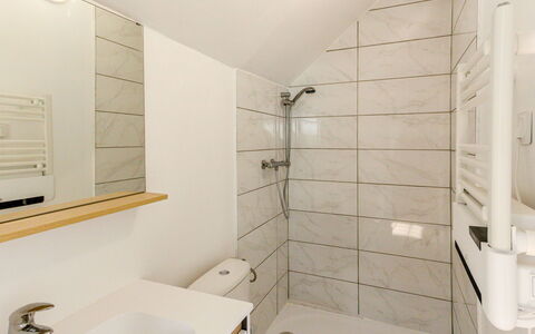 Villerville: Flooring, Interior Design, Armatur, Wand, Badezimmer, Fussboden, Holz, Bad Sink, Decke, Sinken