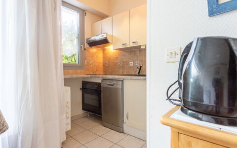 Les Portes de la Mer: Küchengerät, Major Appliance, Küche, Countertop, Interior Design, Möbel, Haushaltsgerät, Zimmer, Cabinetry, Flooring