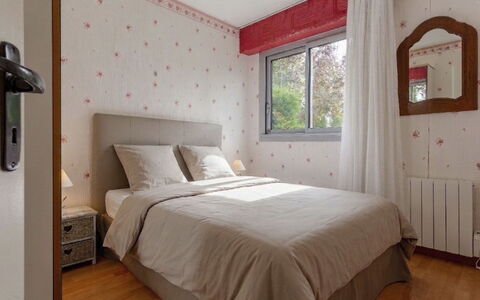 Les Portes de la Mer: Bett, Möbel, Interior Design, Bedding, Schlafzimmer, Bettdecke, Wand, Fussboden, Zimmer, Flooring