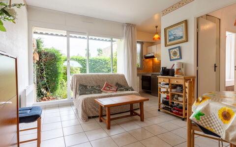Les Portes de la Mer: Möbel, Flooring, Interior Design, Fussboden, Zuhause, Wohnung, Stuhl, Wohnzimmer, Zimmer, Tür