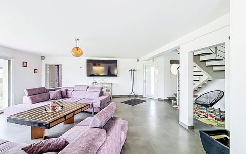 Maison Kergrosse: Interior Design, Couch, Flooring, Decke, Möbel, Zuhause, Wohnzimmer, Fussboden, Die Architektur, Beleuchtung