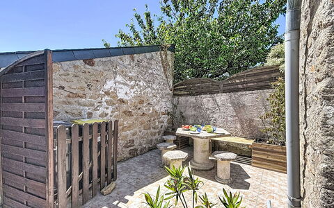 Maison Nid de la Ria: Wand, Verbundwerkstoff, Blumentopf, Flagstone, Gartenmöbel, Beton, Steinwand, Hinterhof, Garten, Garten