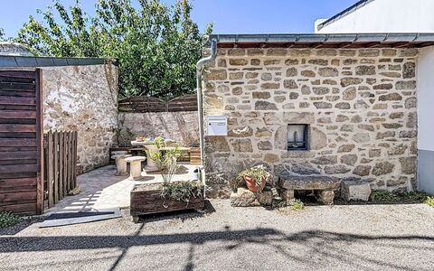Maison Nid de la Ria: Wand, Tür, \Fels, Blumentopf, Beton, Steinwand, Flagstone, Zimmerpflanze, Home Door, Cobblestone