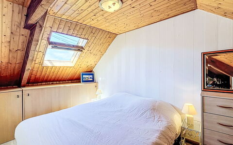 Maison Nid de la Ria: Schlafzimmer, Fussboden, Flooring, Holz, Interior Design, Decke, Bett, Möbel, Beleuchtung, Zimmer