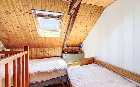 Maison Nid de la Ria: Möbel, Fussboden, Flooring, Holz, Interior Design, Schlafzimmer, Decke, Zimmer, Bett, Beleuchtung