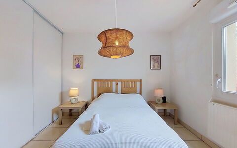 L'Etoile du Sud: Möbel, Interior Design, Bett, Wand, Schlafzimmer, Fussboden, Holz, Decke, Flooring, Light Fixture