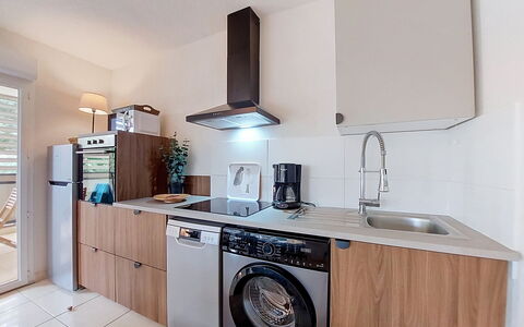 L'Etoile du Sud: Major Appliance, Küchengerät, Küche, Flooring, Countertop, Interior Design, Cabinetry, Holz, Fussboden, Haushaltsgerät