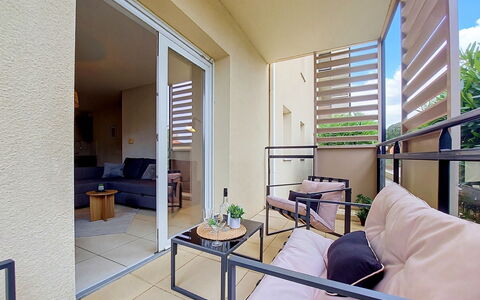 L'Etoile du Sud: Möbel, Flooring, Interior Design, Fussboden, Wohnung, Zuhause, Stuhl, Balkon, Couch, Wohnzimmer