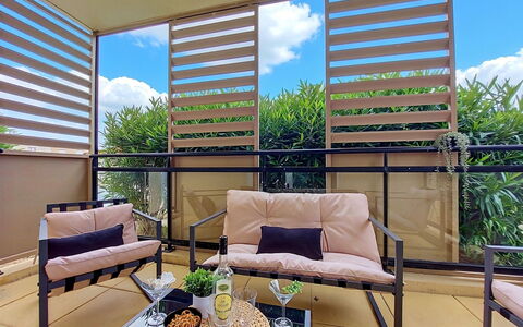 L'Etoile du Sud: Möbel, Holz, Interior Design, Gartenmöbel, Stuhl, Fussboden, Balkon, Glas, Veranda, Holzbeize