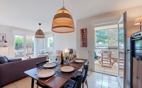 L'Etoile du Sud: Möbel, Interior Design, Flooring, Stuhl, Fussboden, Tabelle, Holz, Küche & Esszimmer Tisch, Decke, Esszimmer